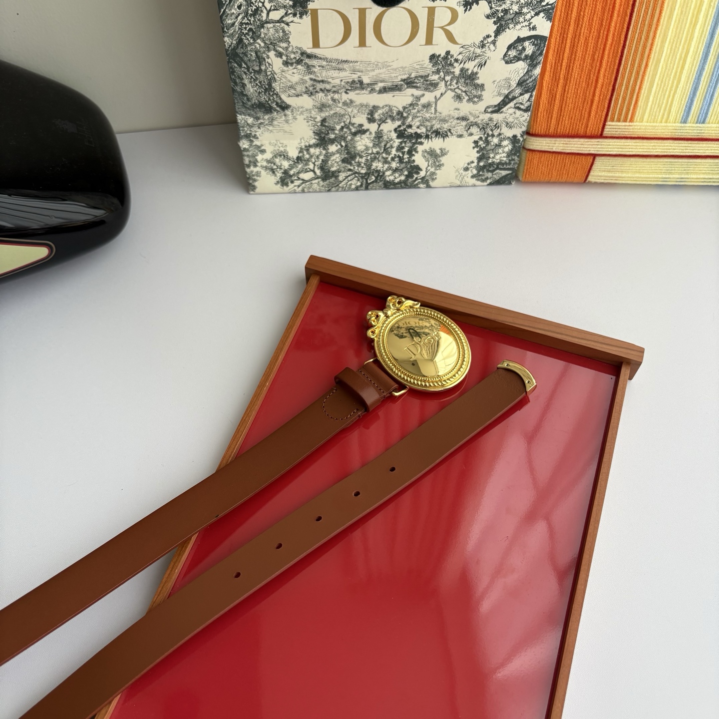 Dior Medaillon 腰带以十八世纪洛可可风格演绎 Dior 沙龙的精致格调。采用光滑牛皮革精心
