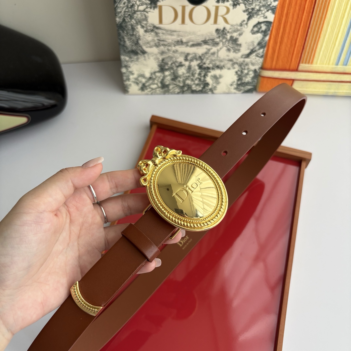 Dior Medaillon 腰带以十八世纪洛可可风格演绎 Dior 沙龙的精致格调。采用光滑牛皮革精心