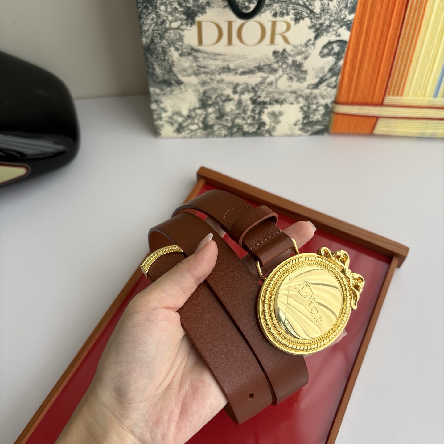 Dior Medaillon 腰带以十八世纪洛可可风格演绎 Dior 沙龙的精致格调。采用光滑牛皮革精心
