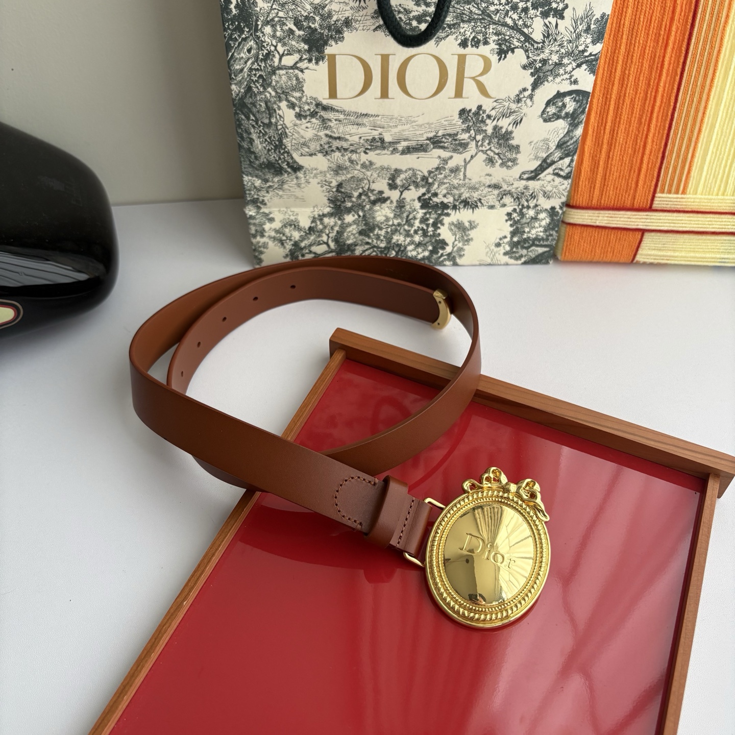 Dior Medaillon 腰带以十八世纪洛可可风格演绎 Dior 沙龙的精致格调。采用光滑牛皮革精心