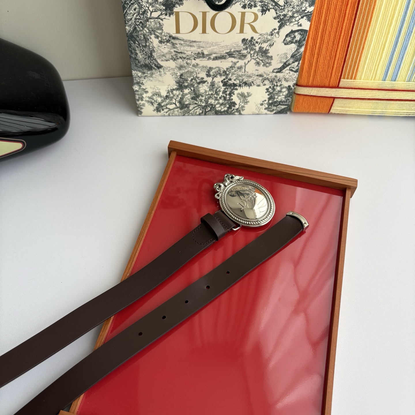 Dior Medaillon 腰带以十八世纪洛可可风格演绎 Dior 沙龙的精致格调。采用光滑牛皮革精心