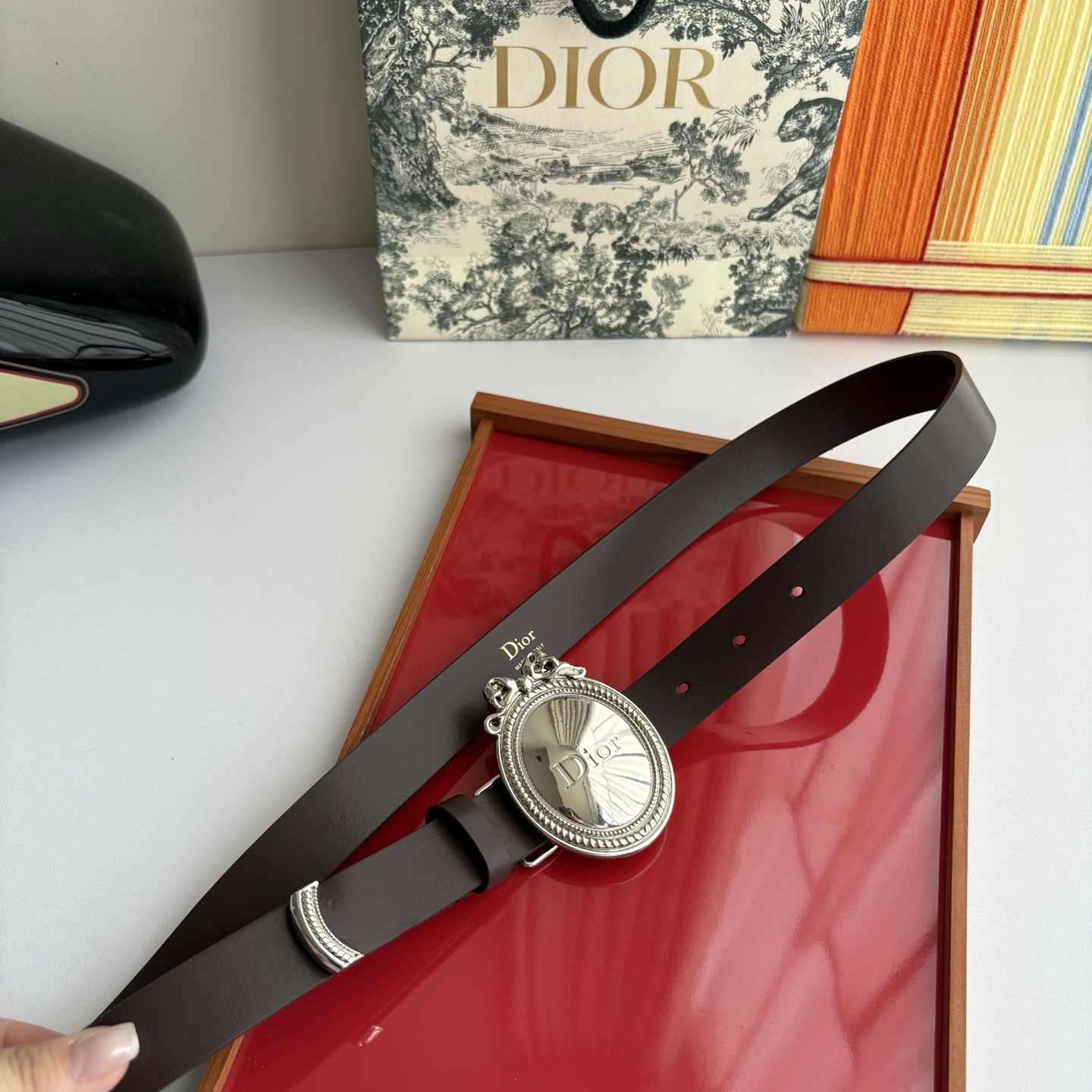 Dior Medaillon 腰带以十八世纪洛可可风格演绎 Dior 沙龙的精致格调。采用光滑牛皮革精心