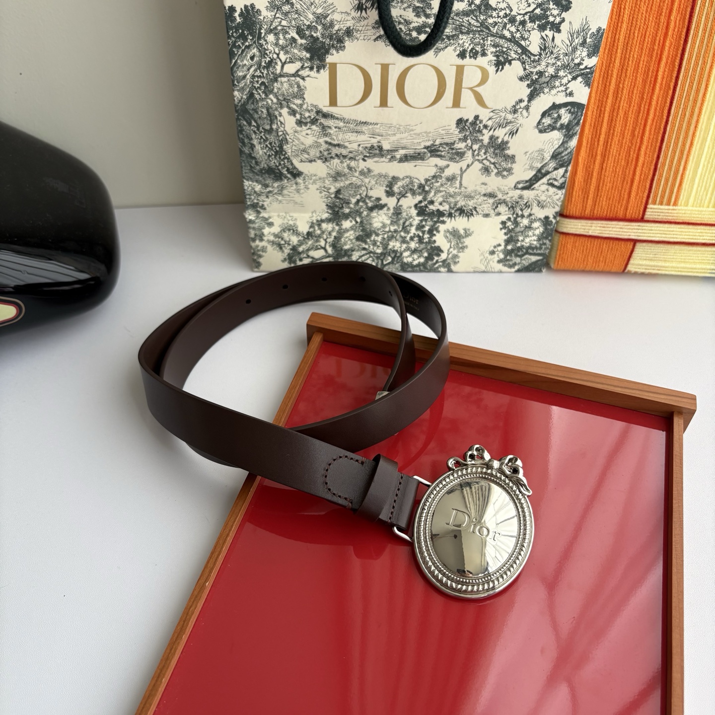 Dior Medaillon 腰带以十八世纪洛可可风格演绎 Dior 沙龙的精致格调。采用光滑牛皮革精心