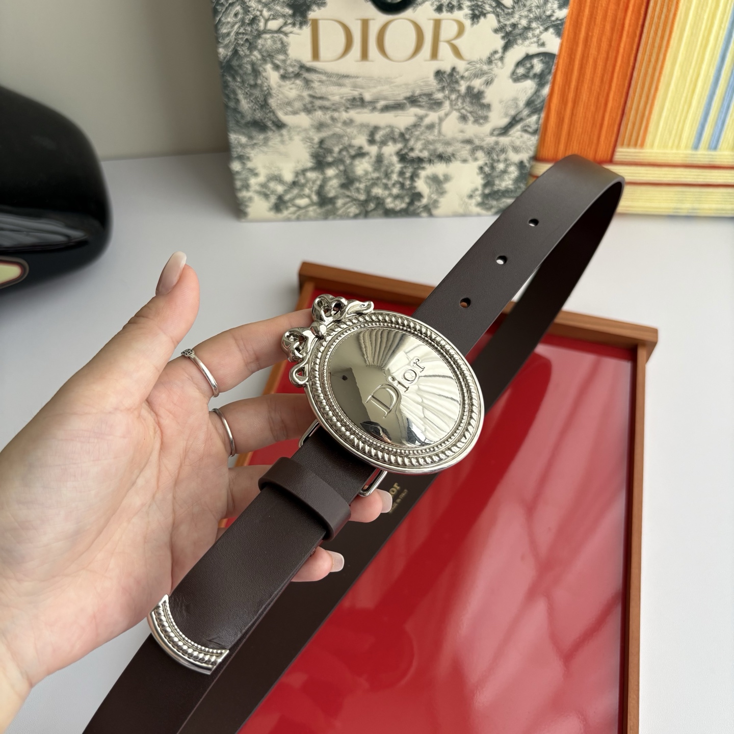 Dior Medaillon 腰带以十八世纪洛可可风格演绎 Dior 沙龙的精致格调。采用光滑牛皮革精心
