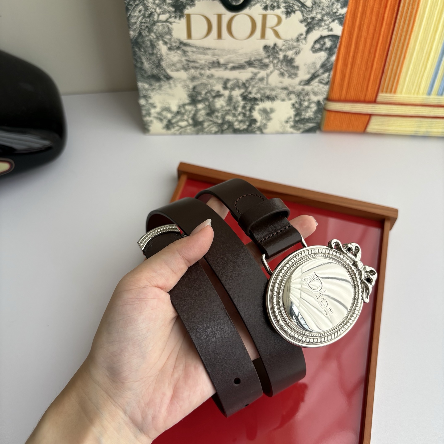 Dior Medaillon 腰带以十八世纪洛可可风格演绎 Dior 沙龙的精致格调。采用光滑牛皮革精心