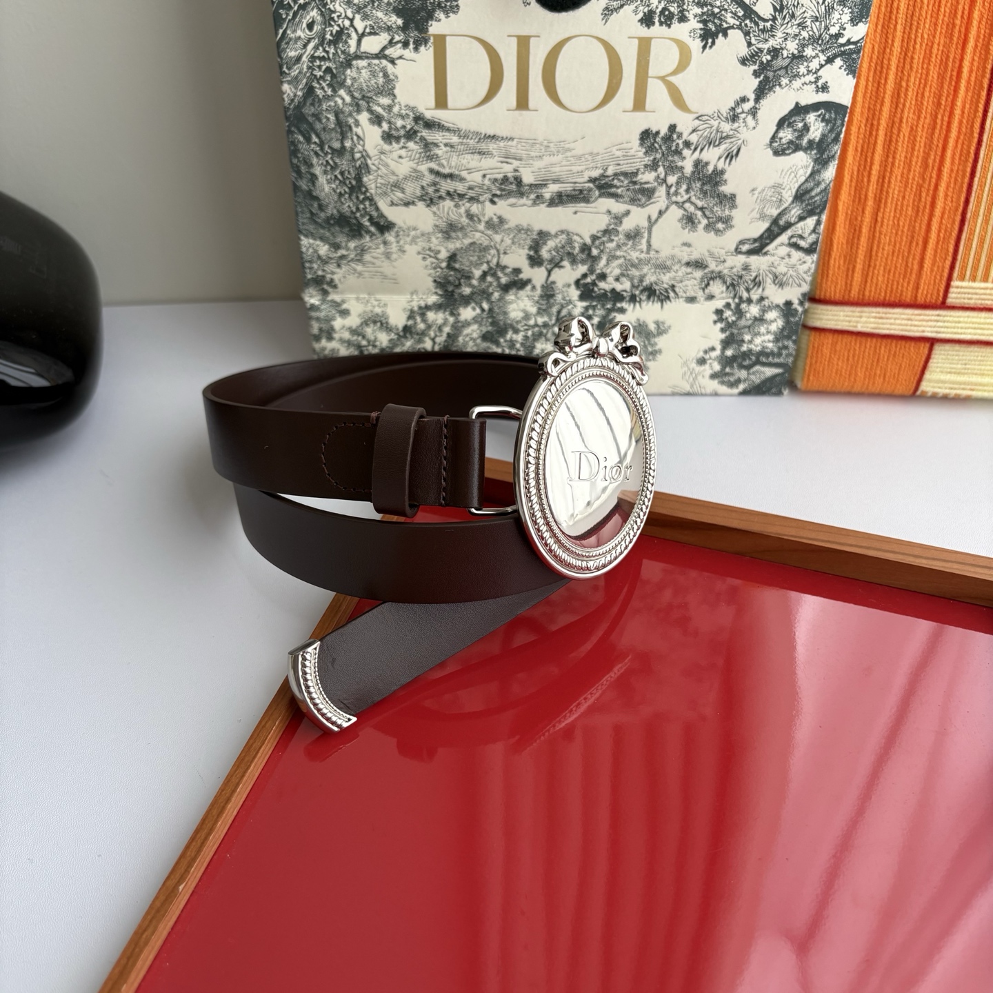 Dior Medaillon 腰带以十八世纪洛可可风格演绎 Dior 沙龙的精致格调。采用光滑牛皮革精心