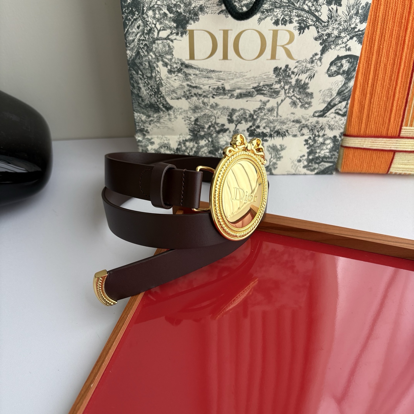 Dior Medaillon 腰带以十八世纪洛可可风格演绎 Dior 沙龙的精致格调。采用光滑牛皮革精心