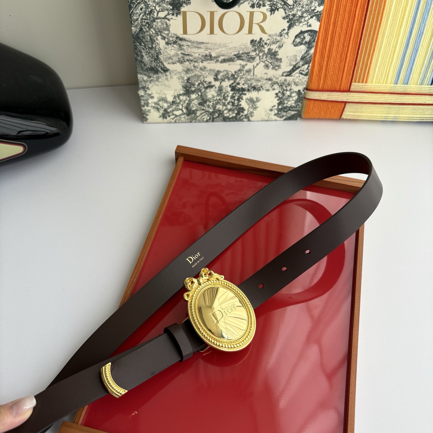 Dior Medaillon 腰带以十八世纪洛可可风格演绎 Dior 沙龙的精致格调。采用光滑牛皮革精心