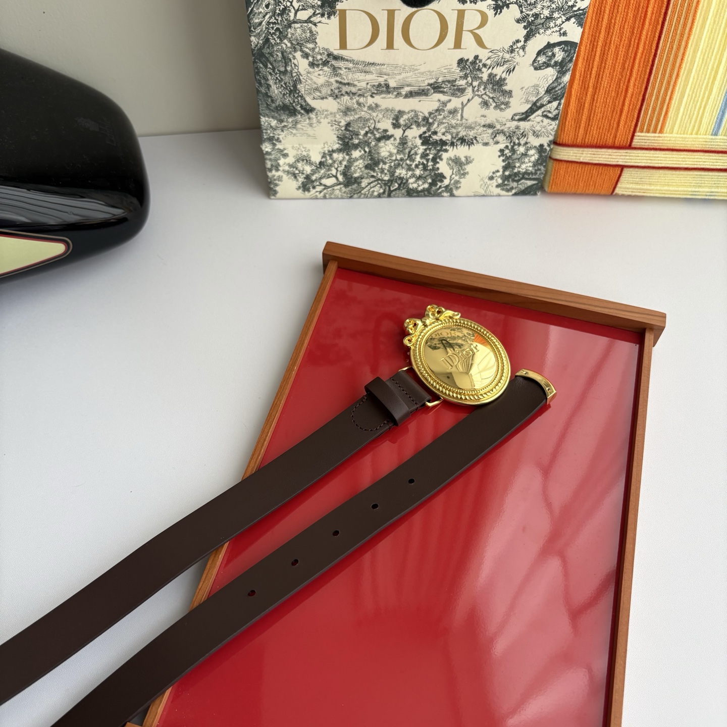 Dior Medaillon 腰带以十八世纪洛可可风格演绎 Dior 沙龙的精致格调。采用光滑牛皮革精心
