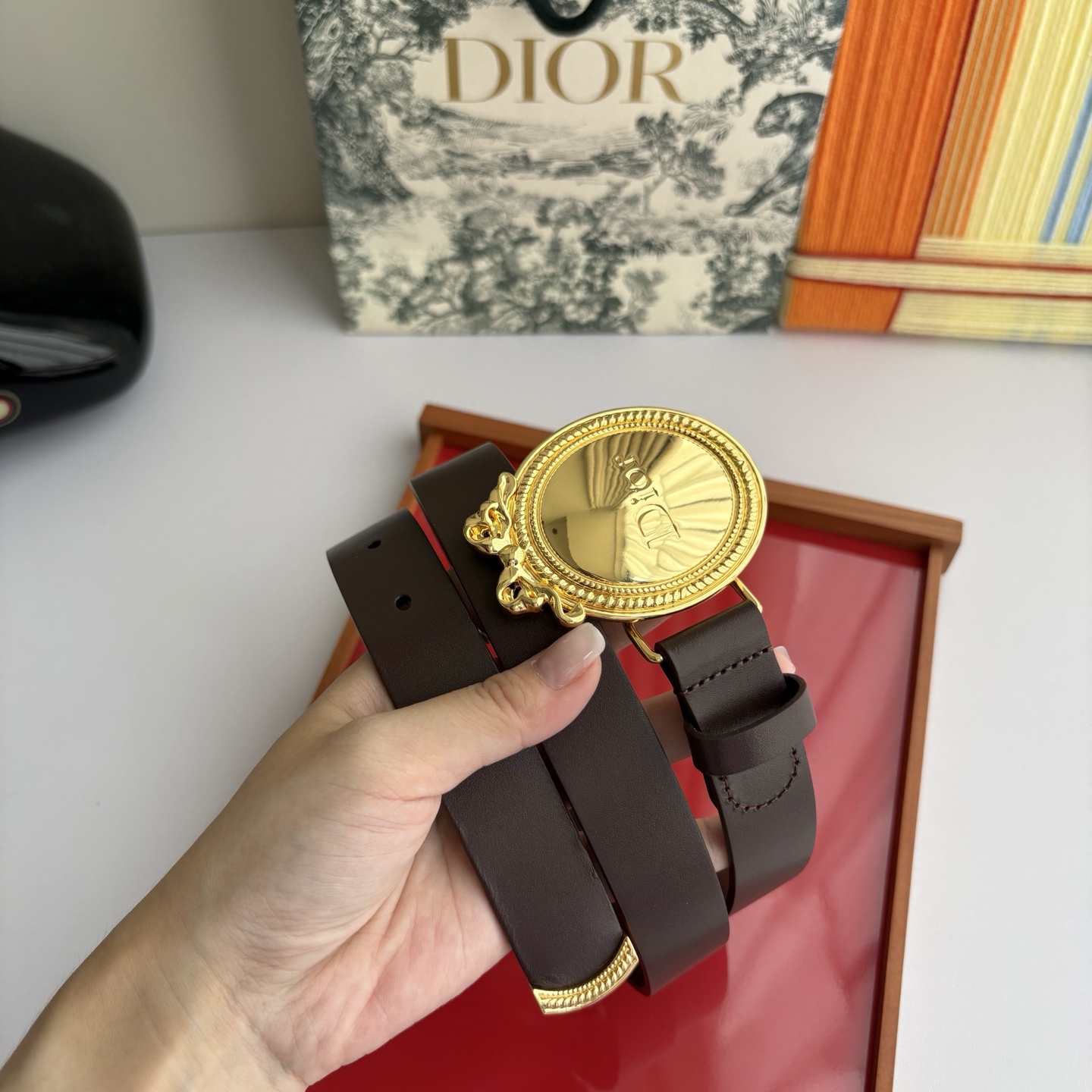 Dior Medaillon 腰带以十八世纪洛可可风格演绎 Dior 沙龙的精致格调。采用光滑牛皮革精心
