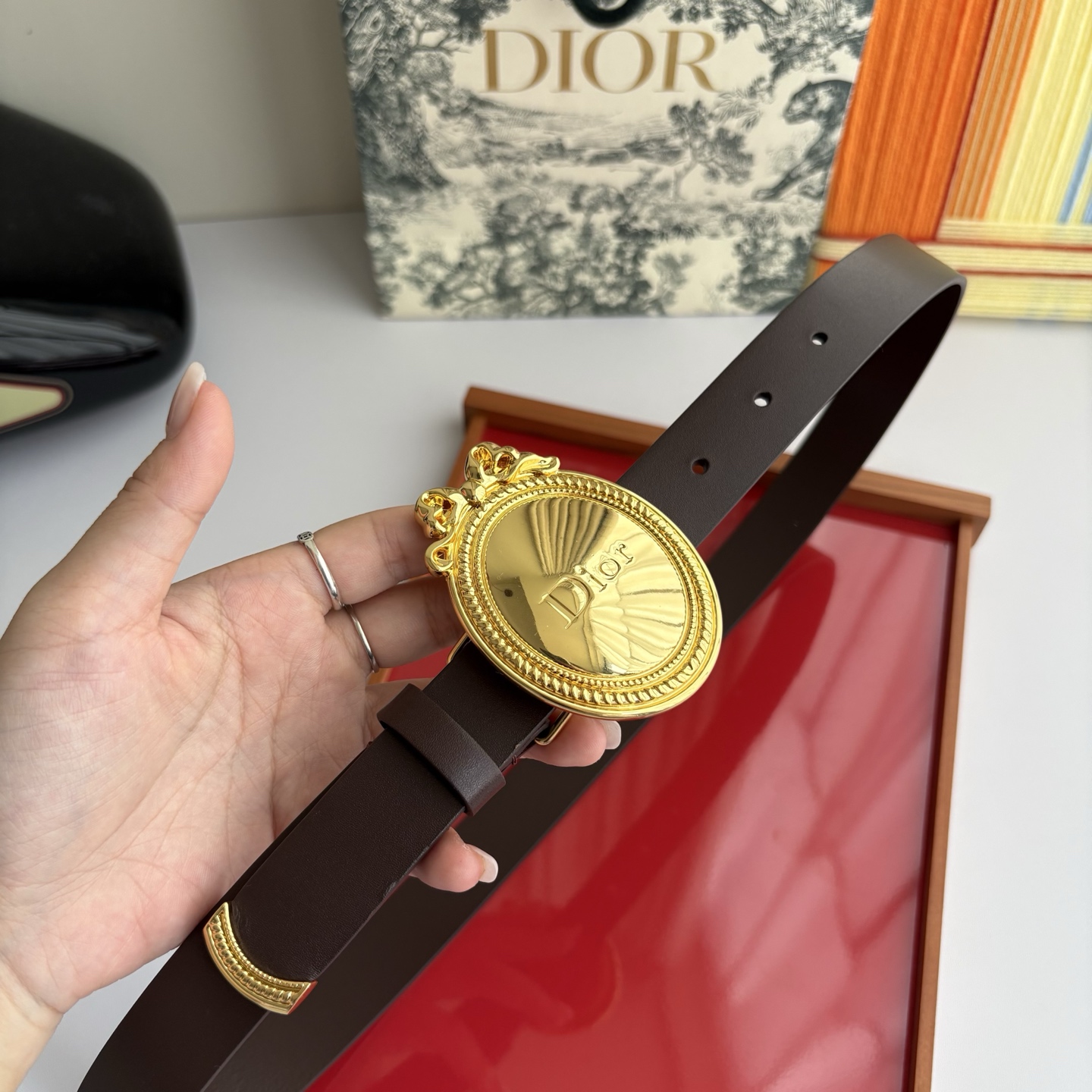 Dior Medaillon 腰带以十八世纪洛可可风格演绎 Dior 沙龙的精致格调。采用光滑牛皮革精心