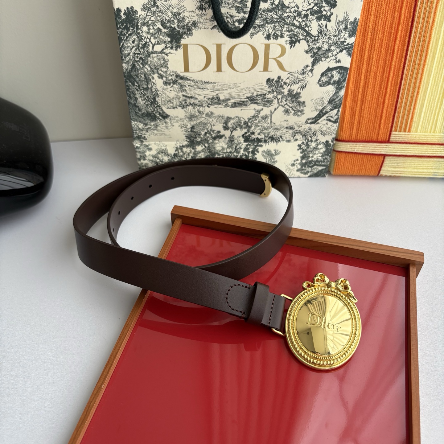 Dior Medaillon 腰带以十八世纪洛可可风格演绎 Dior 沙龙的精致格调。采用光滑牛皮革精心