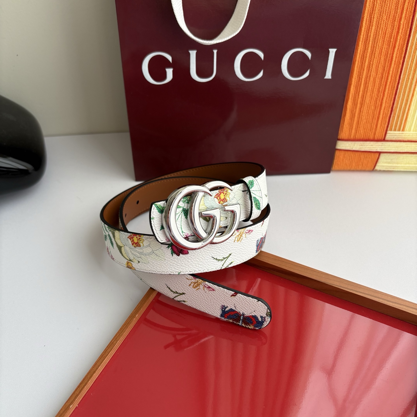 Gucci 经典原单品质，花卉系列印花面搭配平纹底，纯铜精品挂扣，两面可用，细节看图，实物拍摄，高端奢华