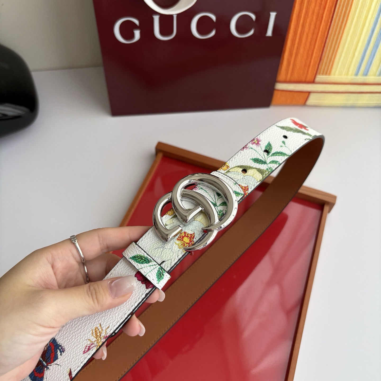 Gucci 经典原单品质，花卉系列印花面搭配平纹底，纯铜精品挂扣，两面可用，细节看图，实物拍摄，高端奢华