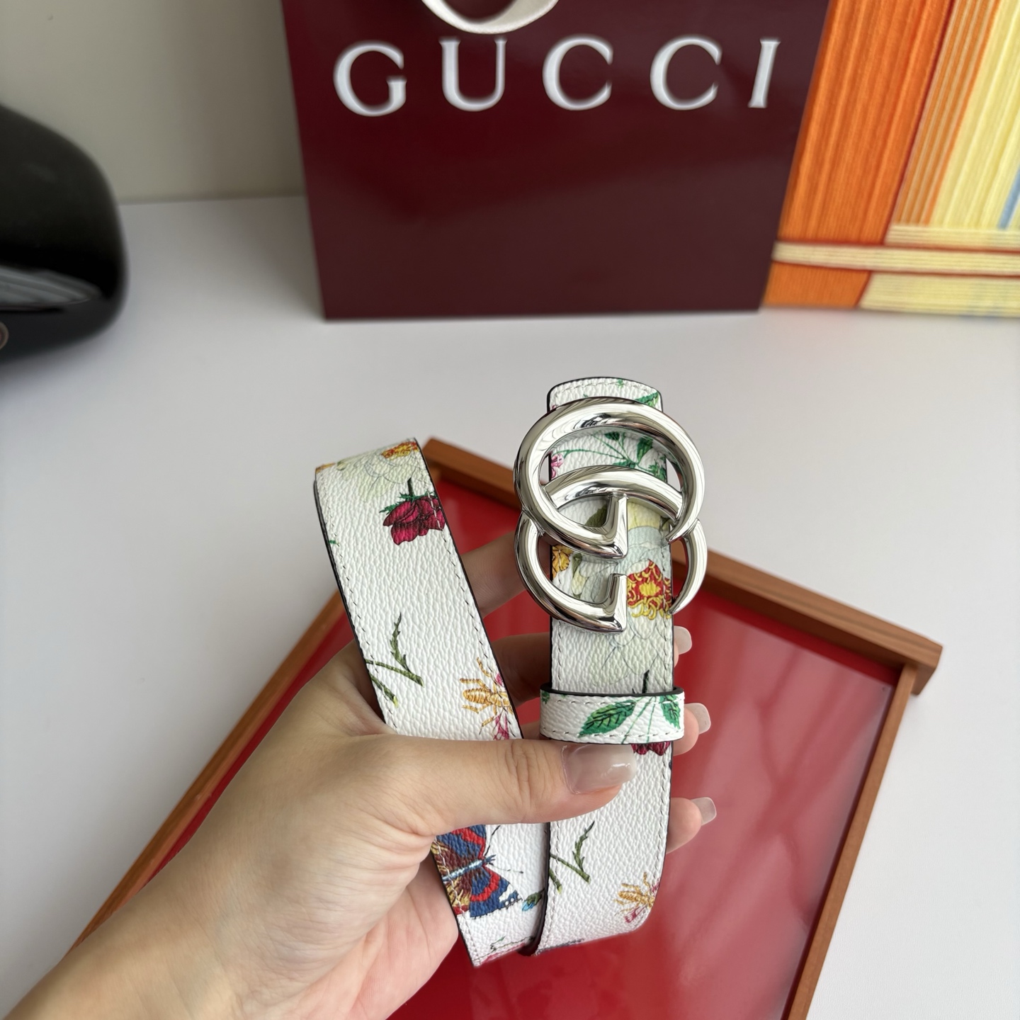 Gucci 经典原单品质，花卉系列印花面搭配平纹底，纯铜精品挂扣，两面可用，细节看图，实物拍摄，高端奢华