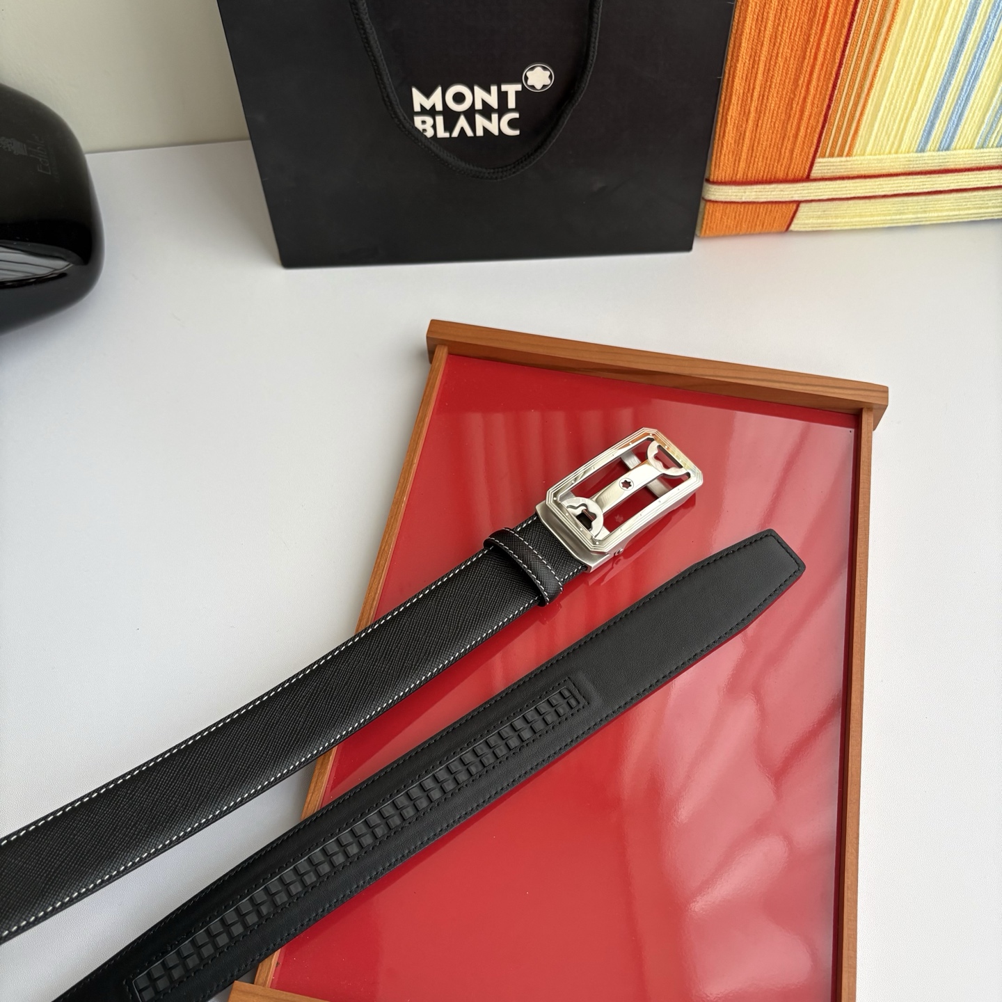 万宝龙Montblanc家持续其一贯的高雅、绅士、精致的风格，进口小牛皮，手感细腻柔软。纯钢自动精品扣，