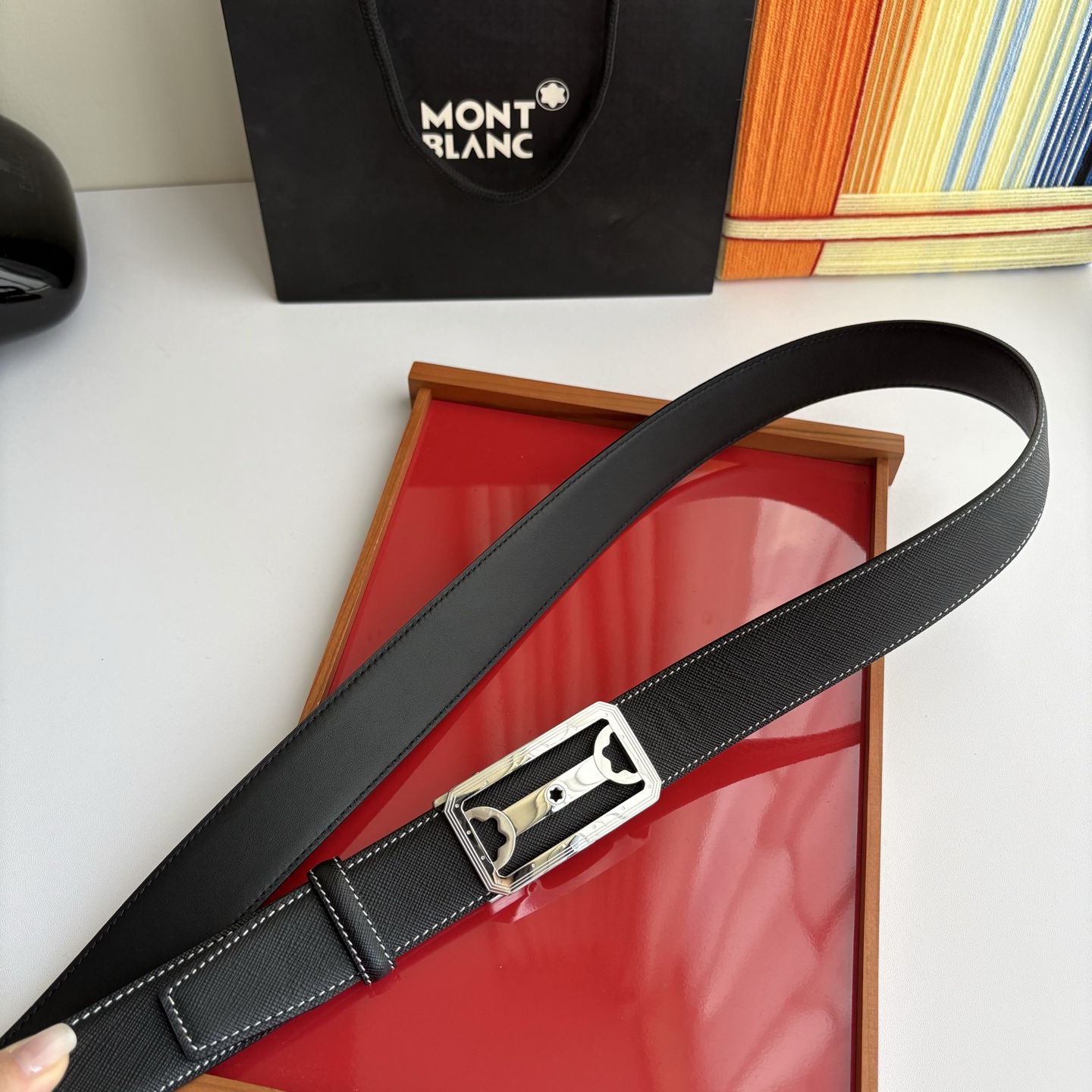 万宝龙Montblanc家持续其一贯的高雅、绅士、精致的风格，进口小牛皮，手感细腻柔软。纯钢自动精品扣，
