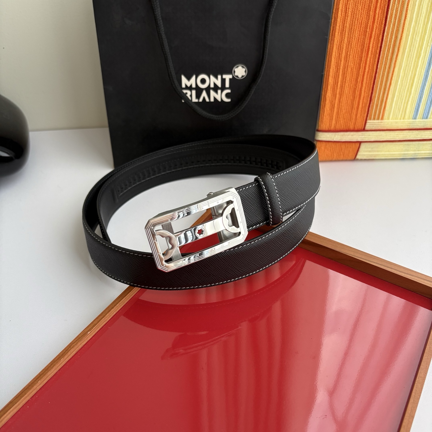 万宝龙Montblanc家持续其一贯的高雅、绅士、精致的风格，进口小牛皮，手感细腻柔软。纯钢自动精品扣，