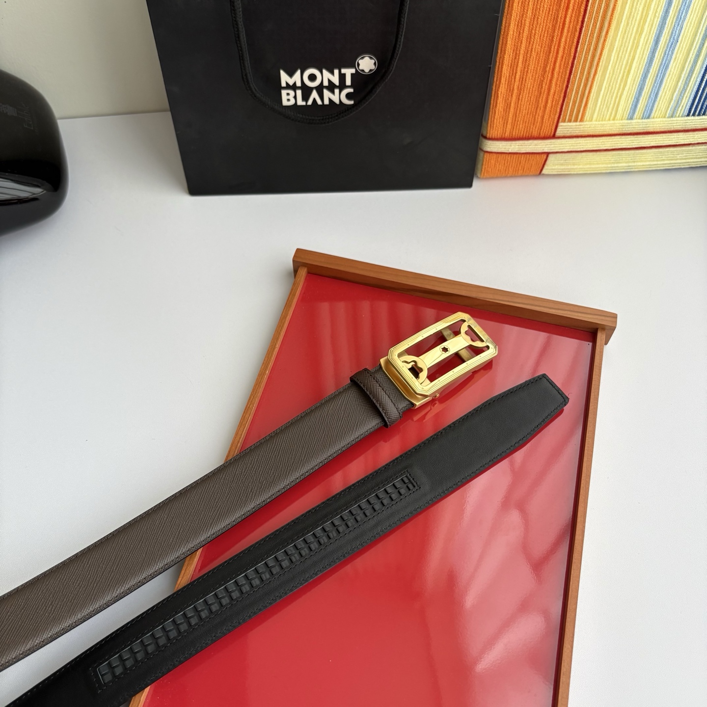 万宝龙Montblanc家持续其一贯的高雅、绅士、精致的风格，进口小牛皮，手感细腻柔软。纯钢自动精品扣，