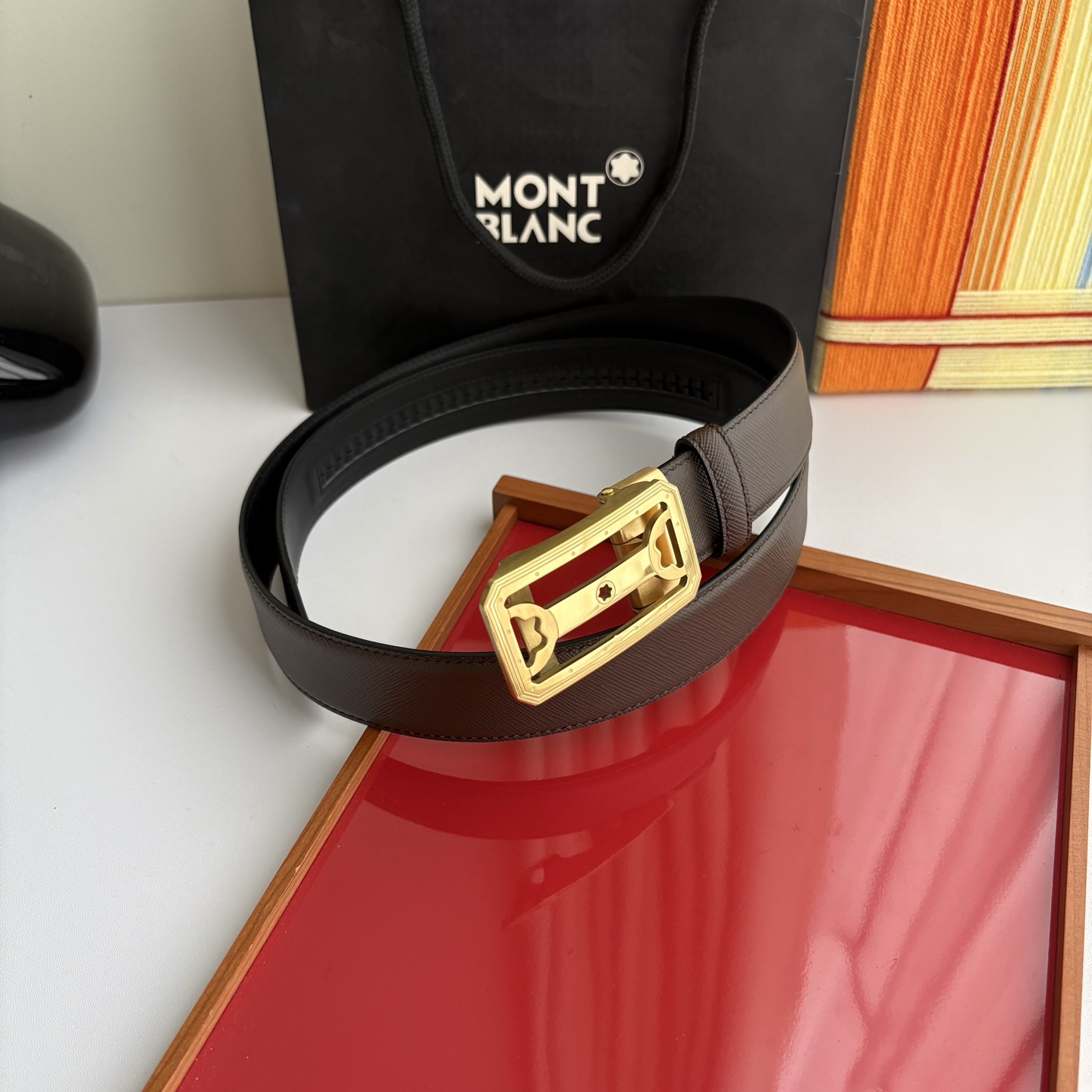 万宝龙Montblanc家持续其一贯的高雅、绅士、精致的风格，进口小牛皮，手感细腻柔软。纯钢自动精品扣，