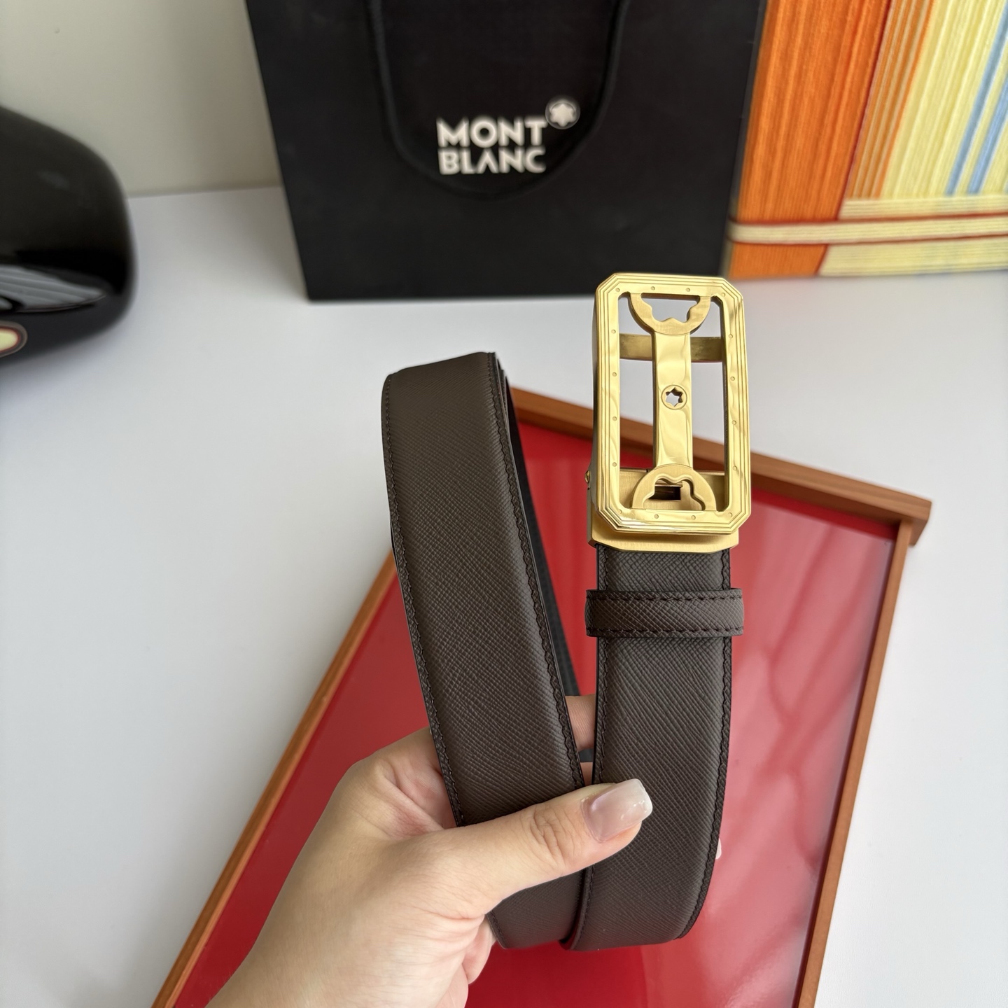 万宝龙Montblanc家持续其一贯的高雅、绅士、精致的风格，进口小牛皮，手感细腻柔软。纯钢自动精品扣，
