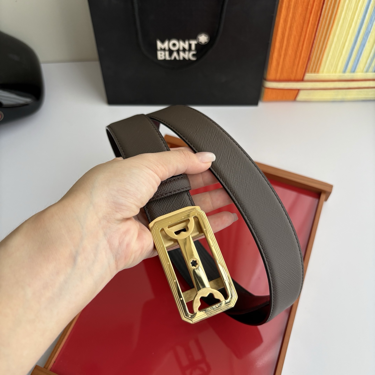 万宝龙Montblanc家持续其一贯的高雅、绅士、精致的风格，进口小牛皮，手感细腻柔软。纯钢自动精品扣，