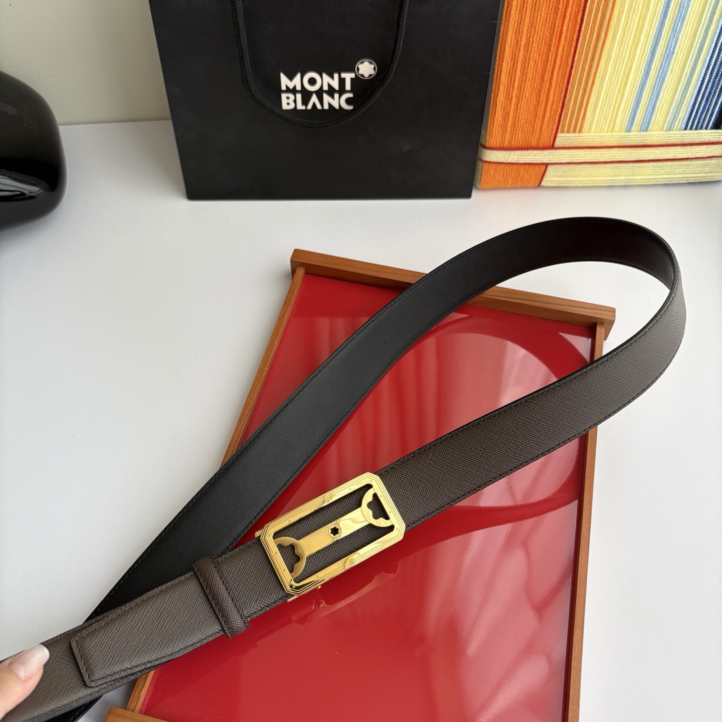 万宝龙Montblanc家持续其一贯的高雅、绅士、精致的风格，进口小牛皮，手感细腻柔软。纯钢自动精品扣，