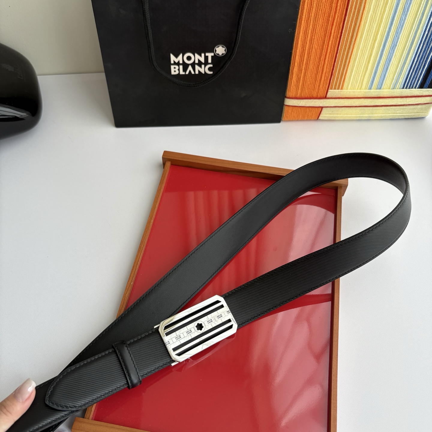 万宝龙Montblanc家持续其一贯的高雅、绅士、精致的风格，进口小牛皮，手感细腻柔软。纯钢自动精品扣，