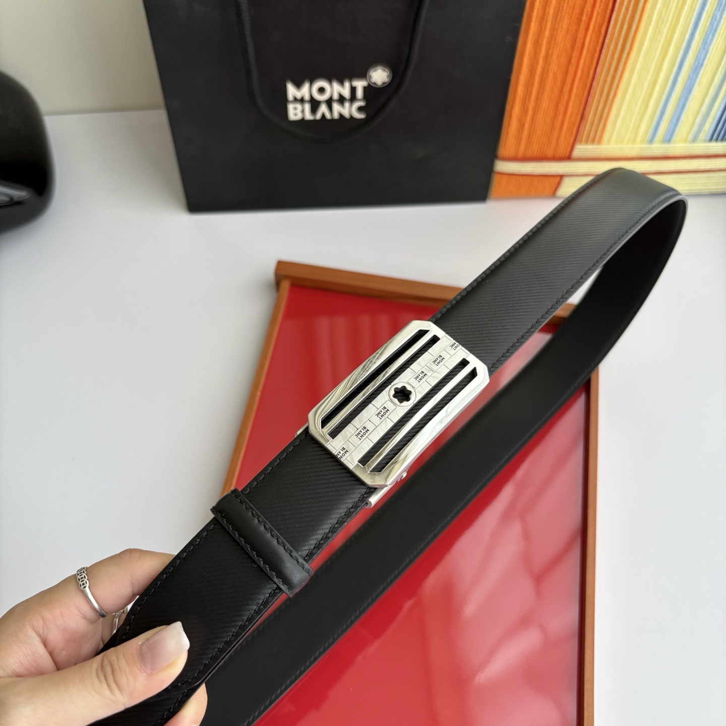 万宝龙Montblanc家持续其一贯的高雅、绅士、精致的风格，进口小牛皮，手感细腻柔软。纯钢自动精品扣，