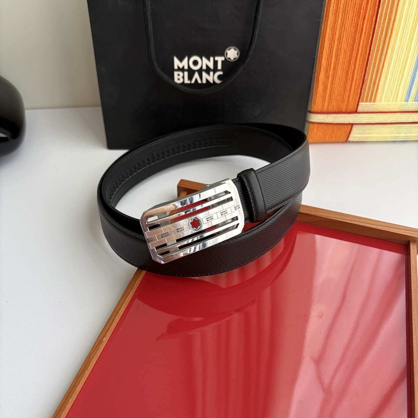 万宝龙Montblanc家持续其一贯的高雅、绅士、精致的风格，进口小牛皮，手感细腻柔软。纯钢自动精品扣，