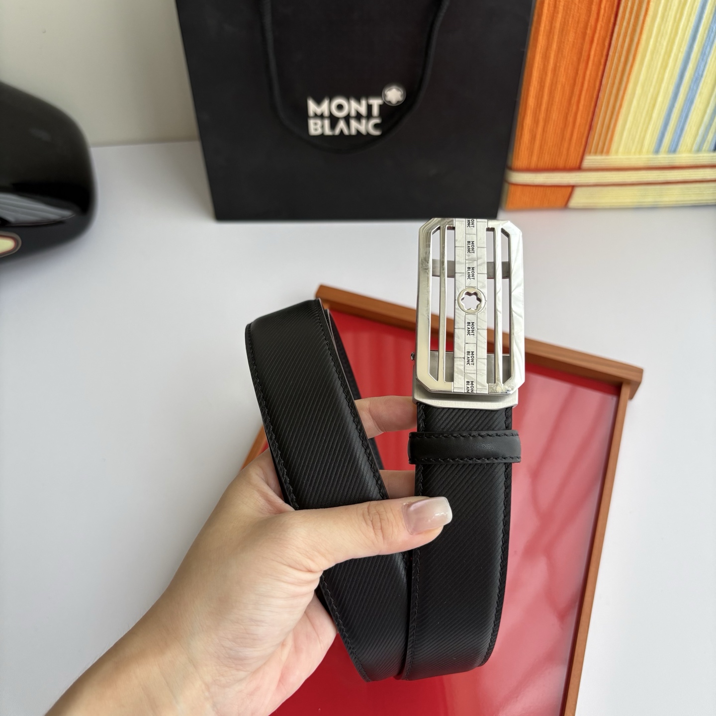 万宝龙Montblanc家持续其一贯的高雅、绅士、精致的风格，进口小牛皮，手感细腻柔软。纯钢自动精品扣，