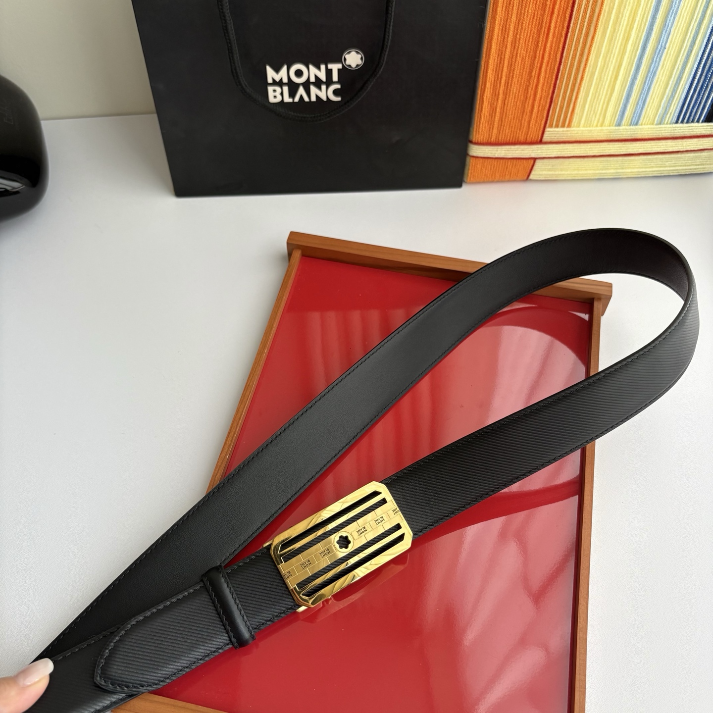 万宝龙Montblanc家持续其一贯的高雅、绅士、精致的风格，进口小牛皮，手感细腻柔软。纯钢自动精品扣，