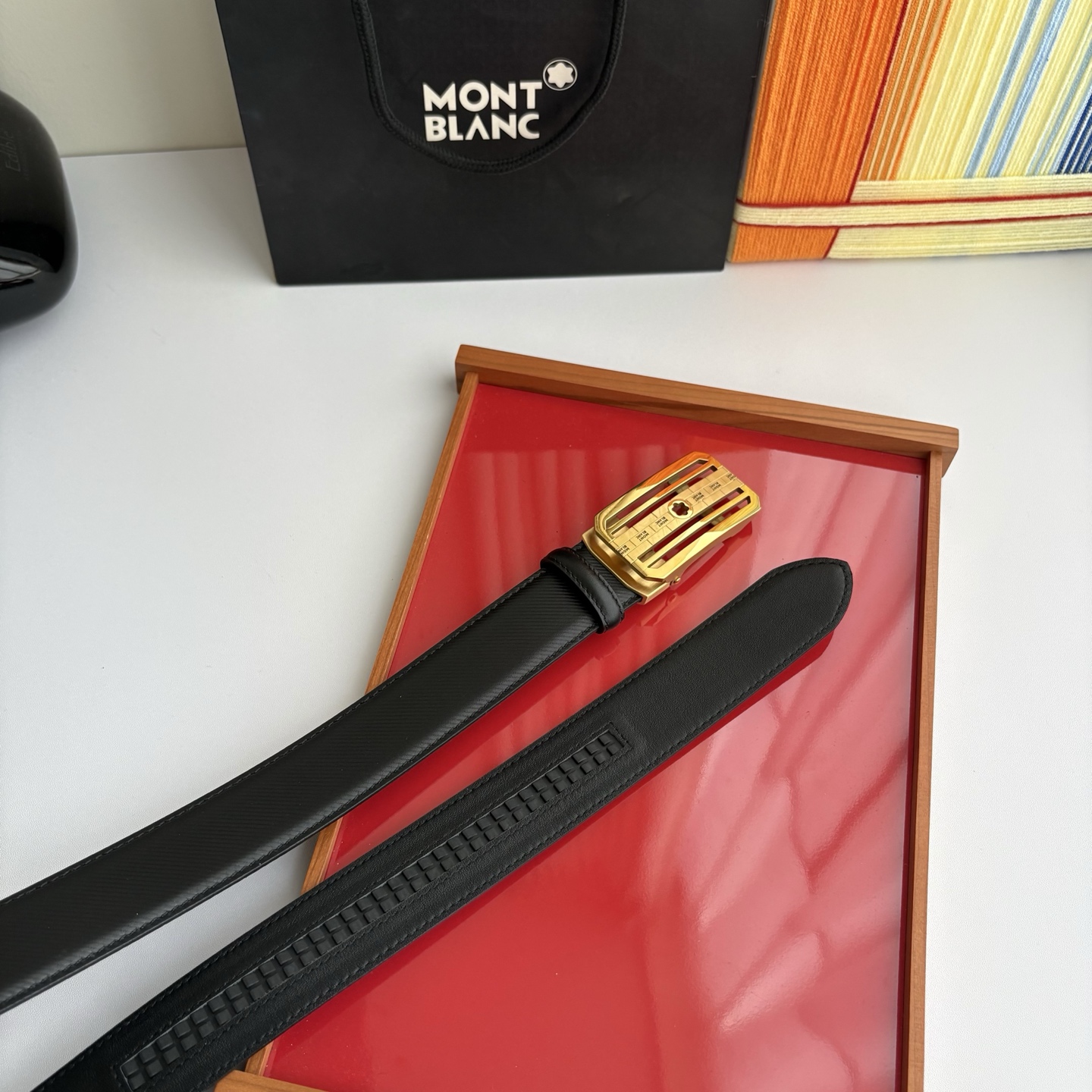 万宝龙Montblanc家持续其一贯的高雅、绅士、精致的风格，进口小牛皮，手感细腻柔软。纯钢自动精品扣，