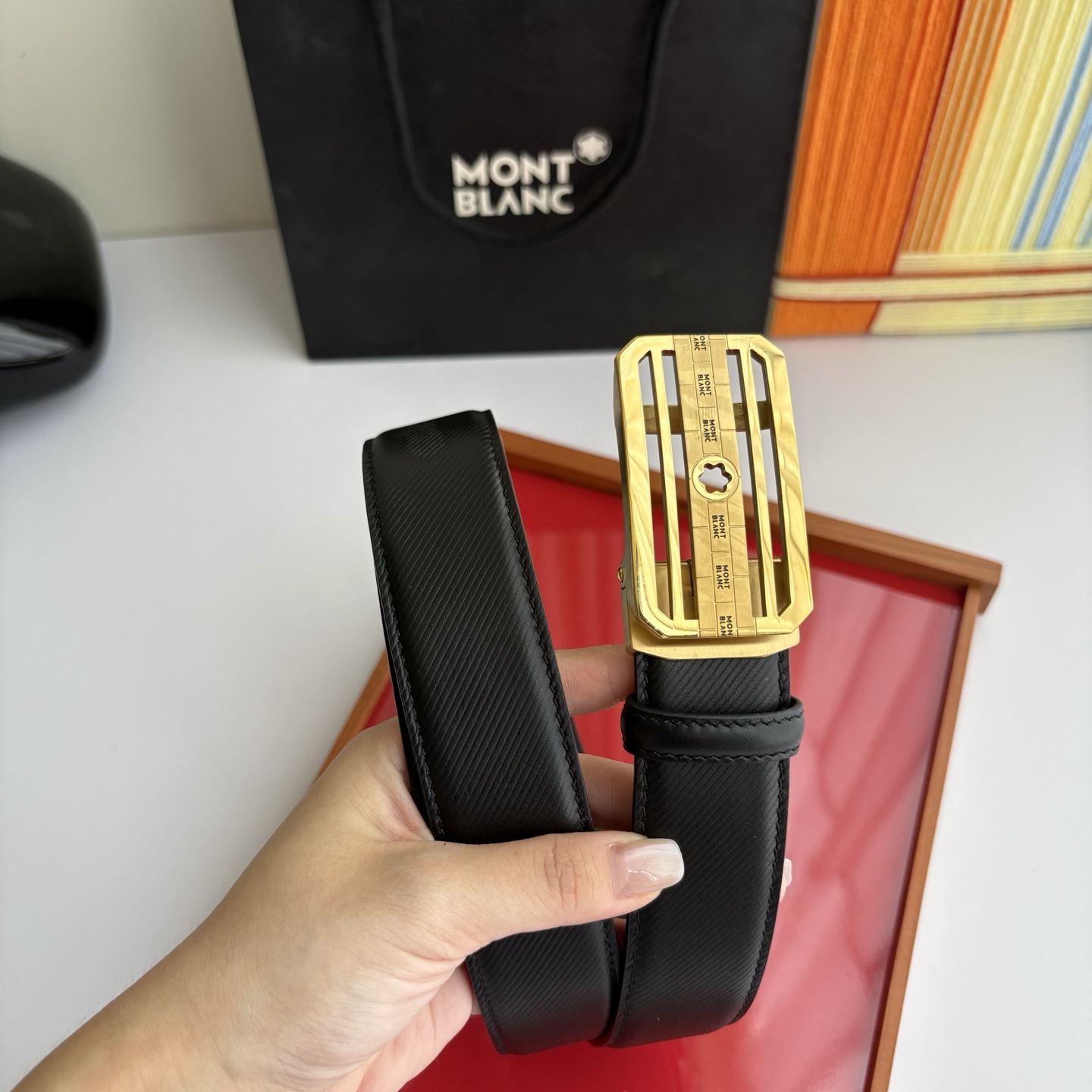 万宝龙Montblanc家持续其一贯的高雅、绅士、精致的风格，进口小牛皮，手感细腻柔软。纯钢自动精品扣，