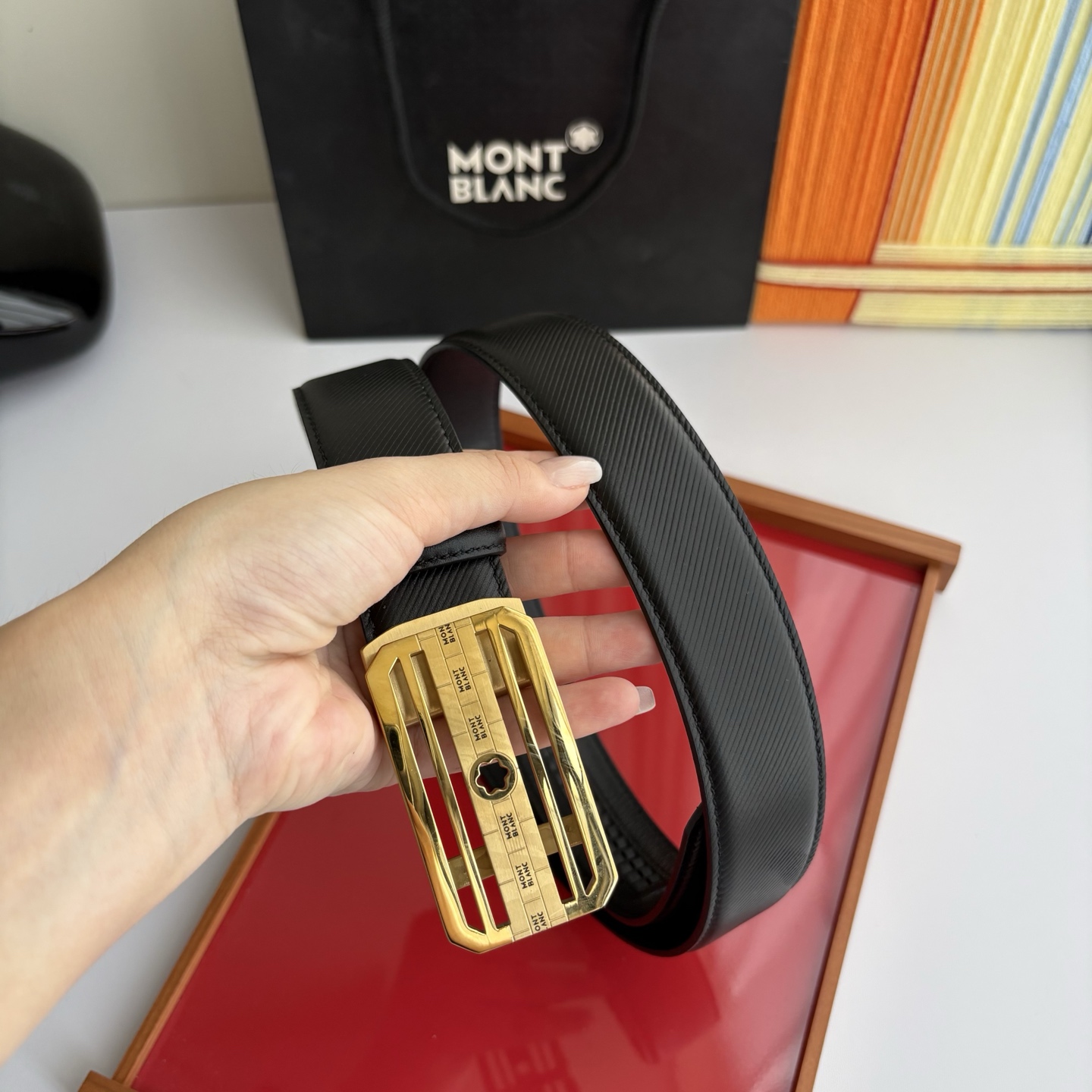 万宝龙Montblanc家持续其一贯的高雅、绅士、精致的风格，进口小牛皮，手感细腻柔软。纯钢自动精品扣，