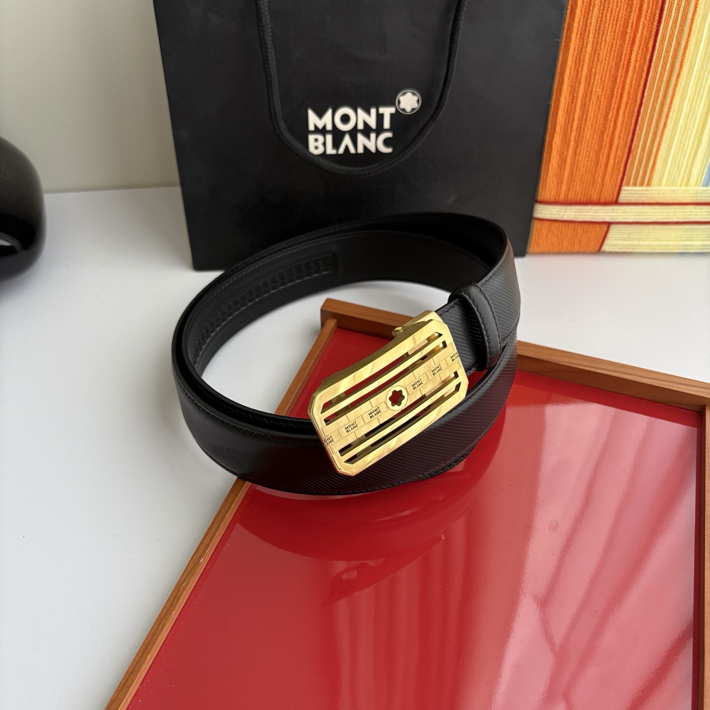 万宝龙Montblanc家持续其一贯的高雅、绅士、精致的风格，进口小牛皮，手感细腻柔软。纯钢自动精品扣，
