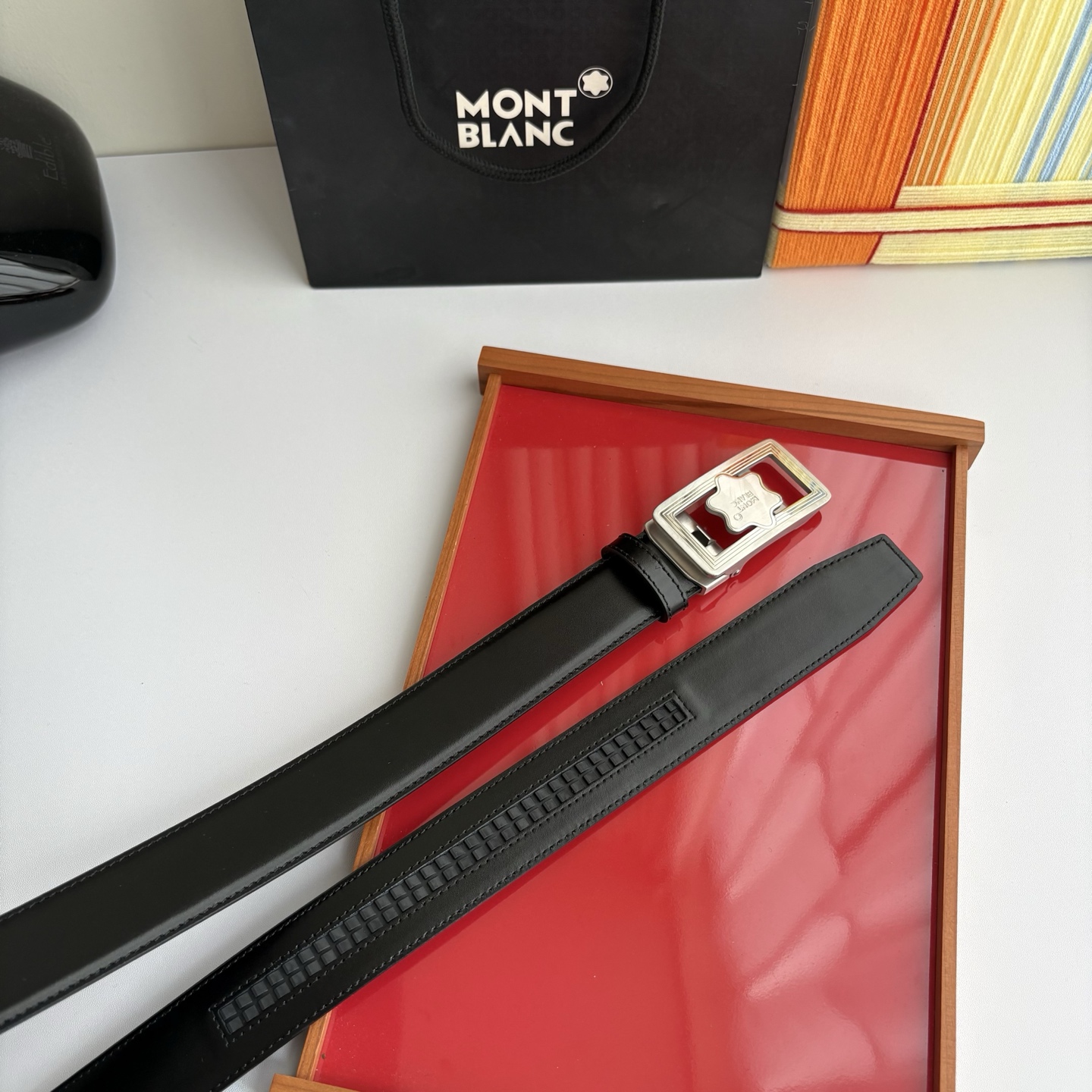 万宝龙Montblanc家持续其一贯的高雅、绅士、精致的风格，进口小牛皮，手感细腻柔软。纯钢自动精品扣，