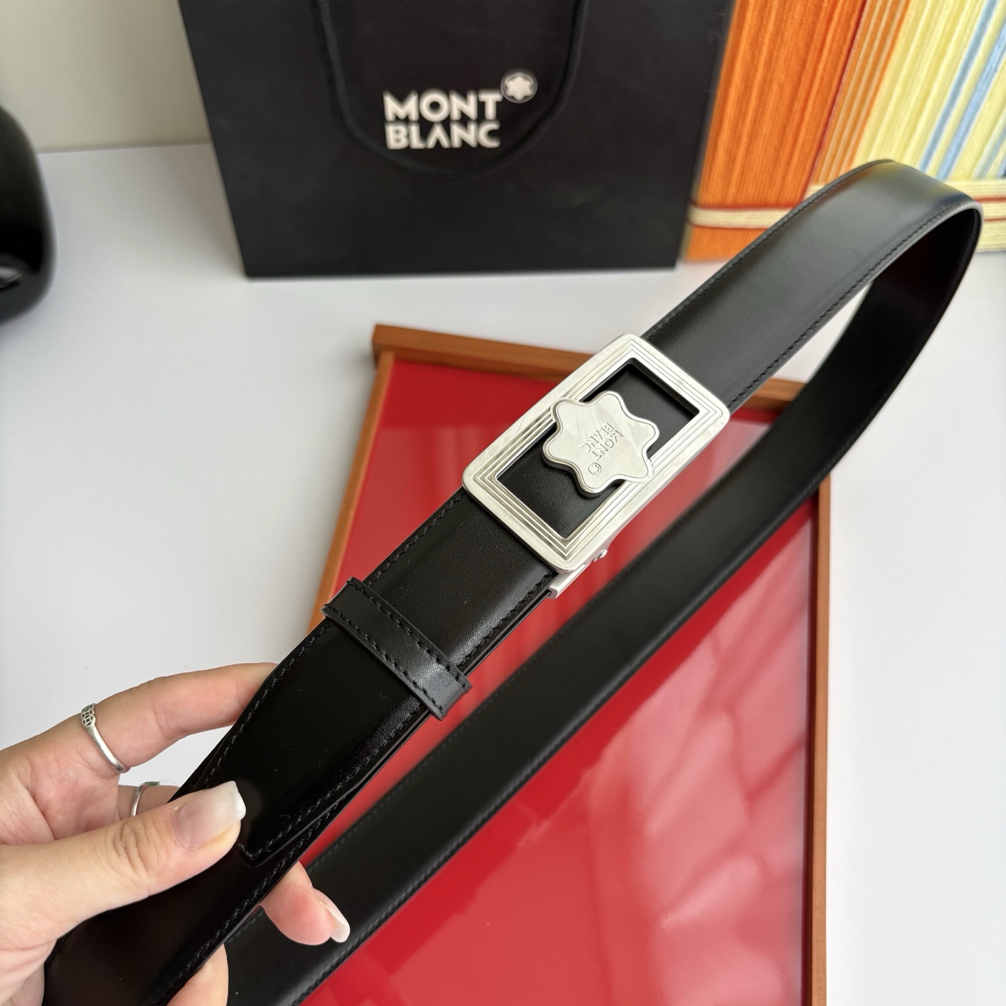万宝龙Montblanc家持续其一贯的高雅、绅士、精致的风格，进口小牛皮，手感细腻柔软。纯钢自动精品扣，