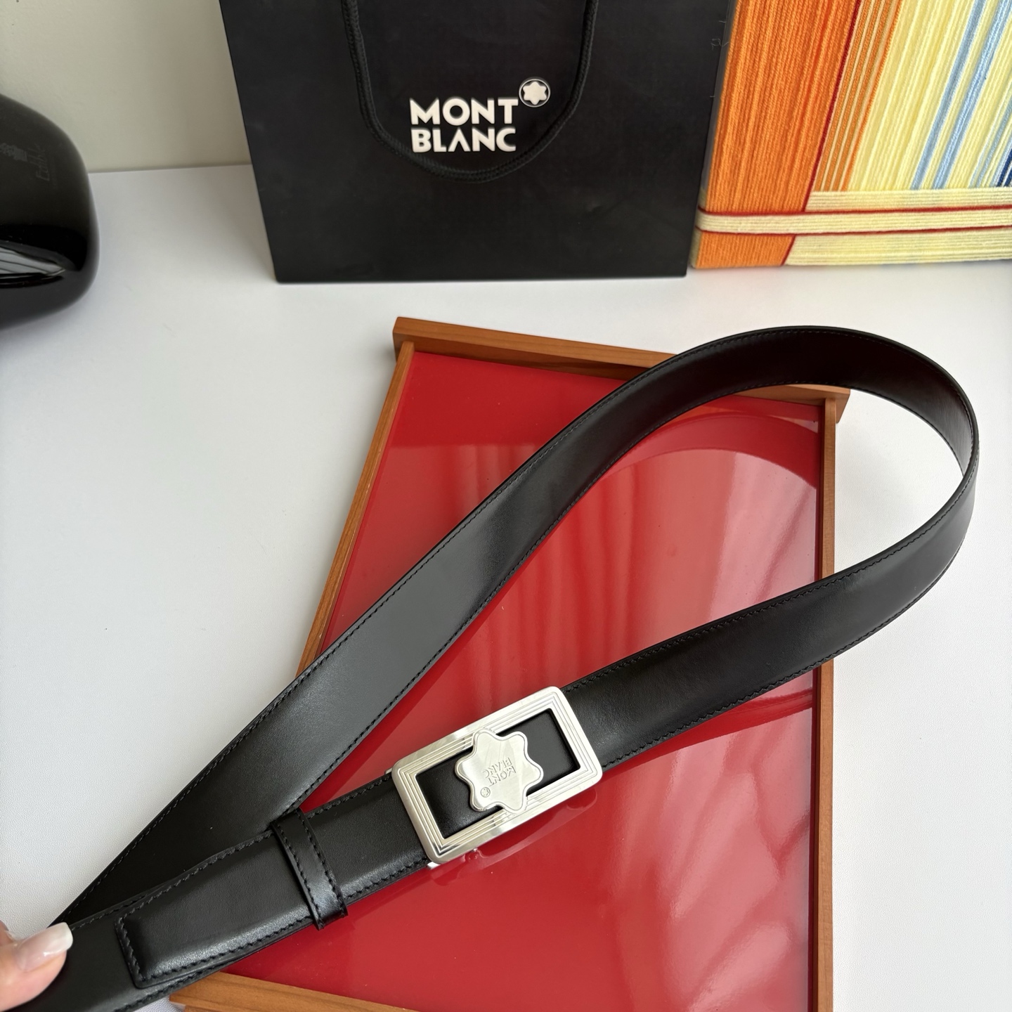 万宝龙Montblanc家持续其一贯的高雅、绅士、精致的风格，进口小牛皮，手感细腻柔软。纯钢自动精品扣，
