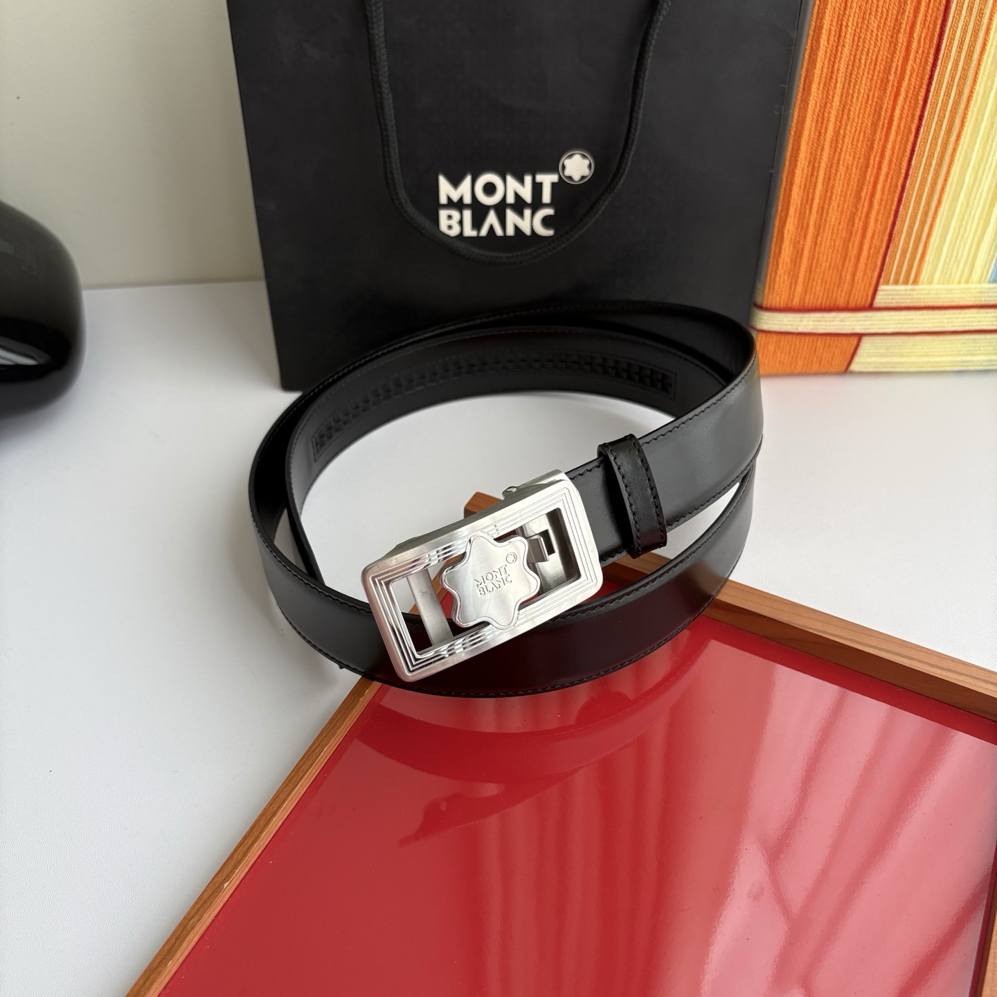 万宝龙Montblanc家持续其一贯的高雅、绅士、精致的风格，进口小牛皮，手感细腻柔软。纯钢自动精品扣，