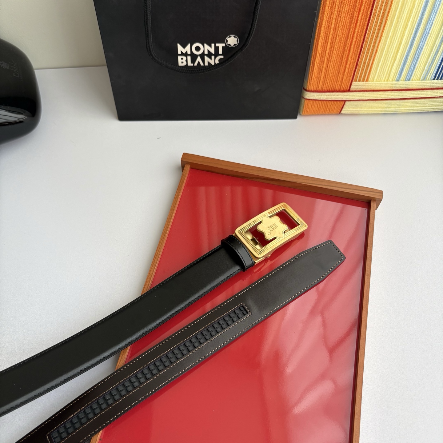 万宝龙Montblanc家持续其一贯的高雅、绅士、精致的风格，进口小牛皮，手感细腻柔软。纯钢自动精品扣，