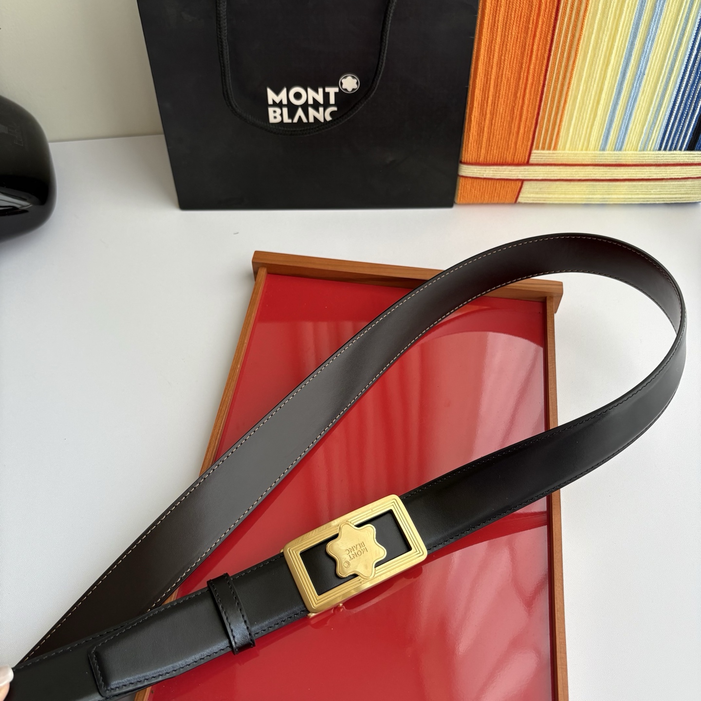 万宝龙Montblanc家持续其一贯的高雅、绅士、精致的风格，进口小牛皮，手感细腻柔软。纯钢自动精品扣，