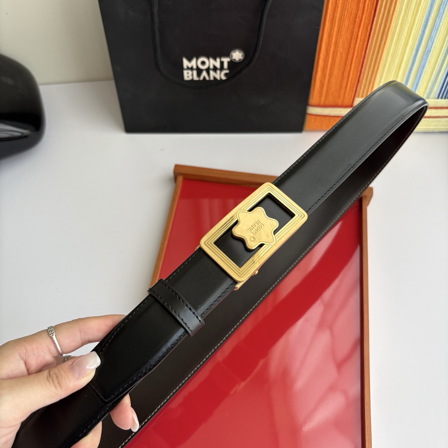 万宝龙Montblanc家持续其一贯的高雅、绅士、精致的风格，进口小牛皮，手感细腻柔软。纯钢自动精品扣，