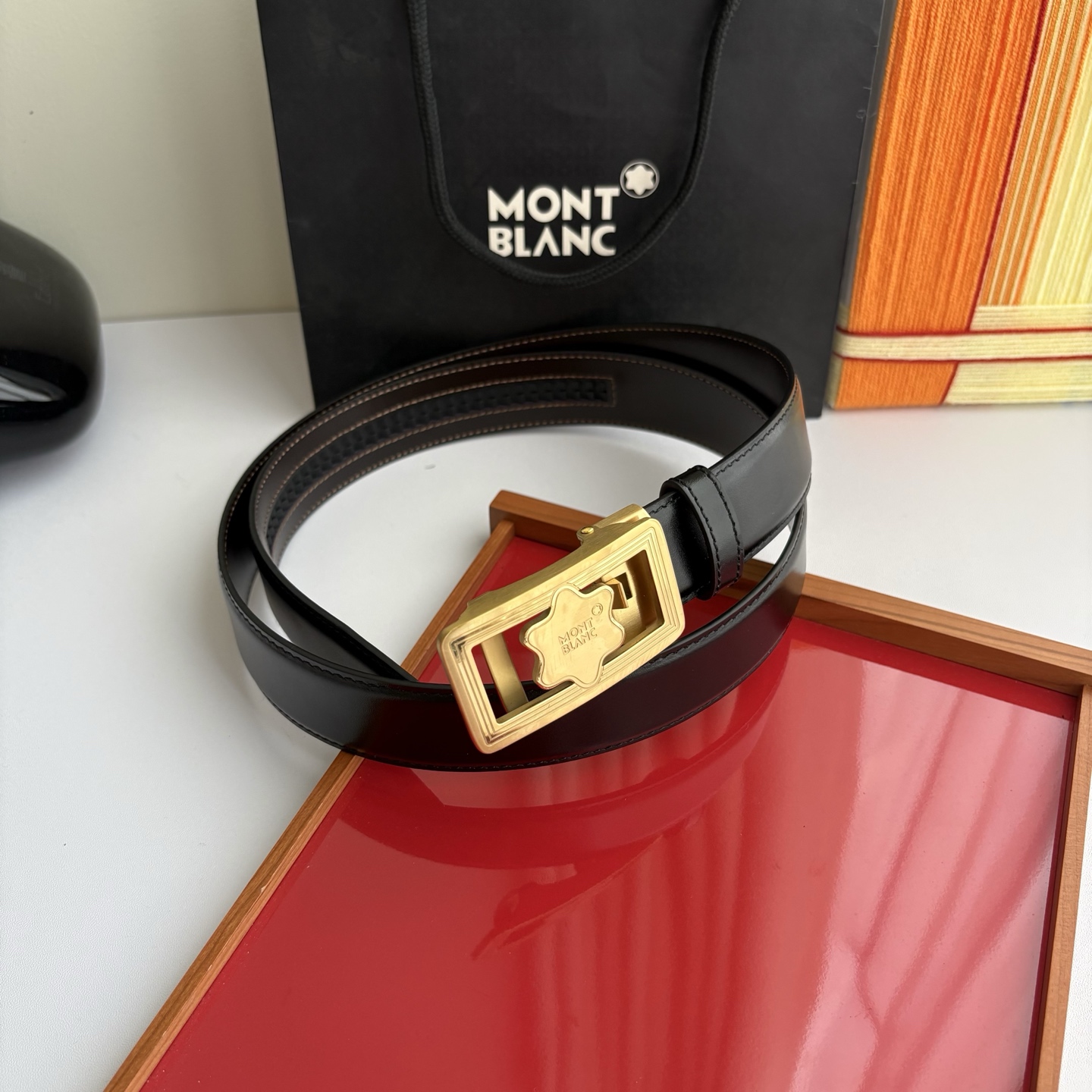 万宝龙Montblanc家持续其一贯的高雅、绅士、精致的风格，进口小牛皮，手感细腻柔软。纯钢自动精品扣，