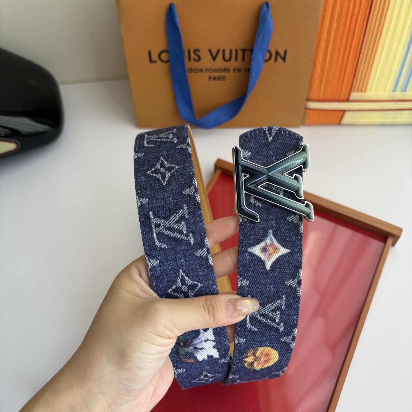 Lv当季新款牛仔篮Monogram 帆布材质，复古做旧的老花印花搭配另一面树膏进口牛皮，也可作为装饰腰带