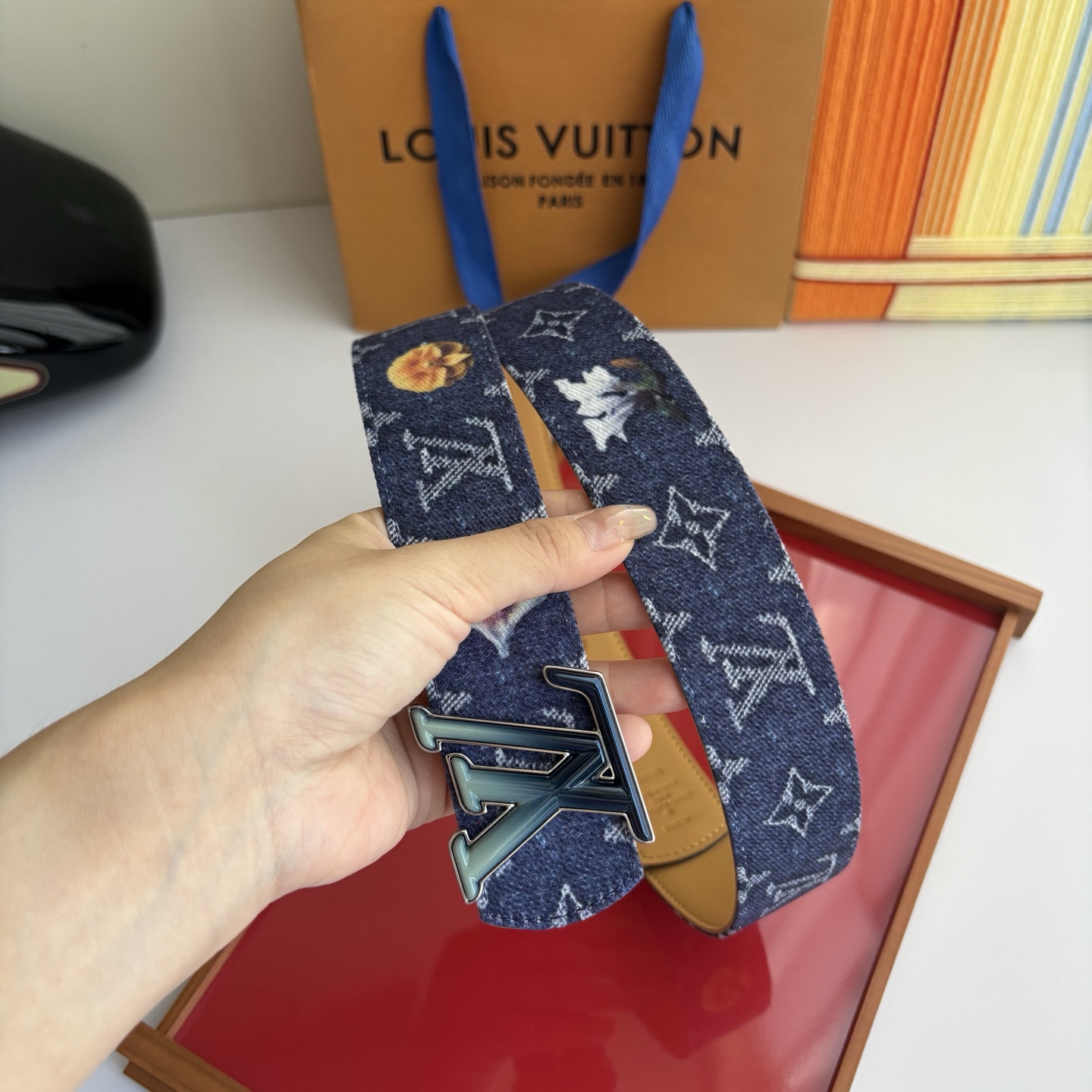 Lv当季新款牛仔篮Monogram 帆布材质，复古做旧的老花印花搭配另一面树膏进口牛皮，也可作为装饰腰带