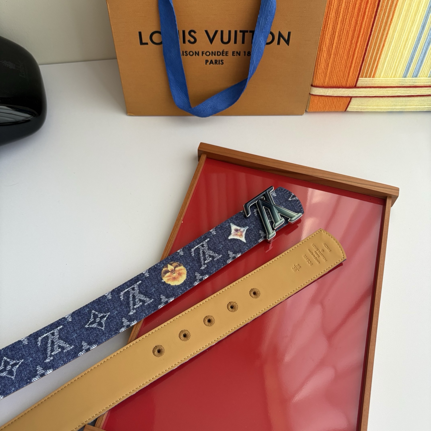 Lv当季新款牛仔篮Monogram 帆布材质，复古做旧的老花印花搭配另一面树膏进口牛皮，也可作为装饰腰带