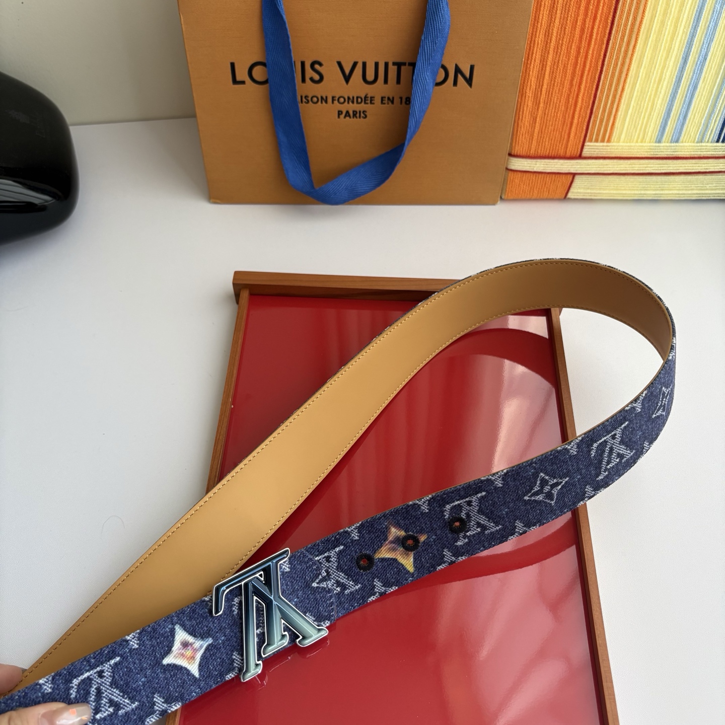 Lv当季新款牛仔篮Monogram 帆布材质，复古做旧的老花印花搭配另一面树膏进口牛皮，也可作为装饰腰带