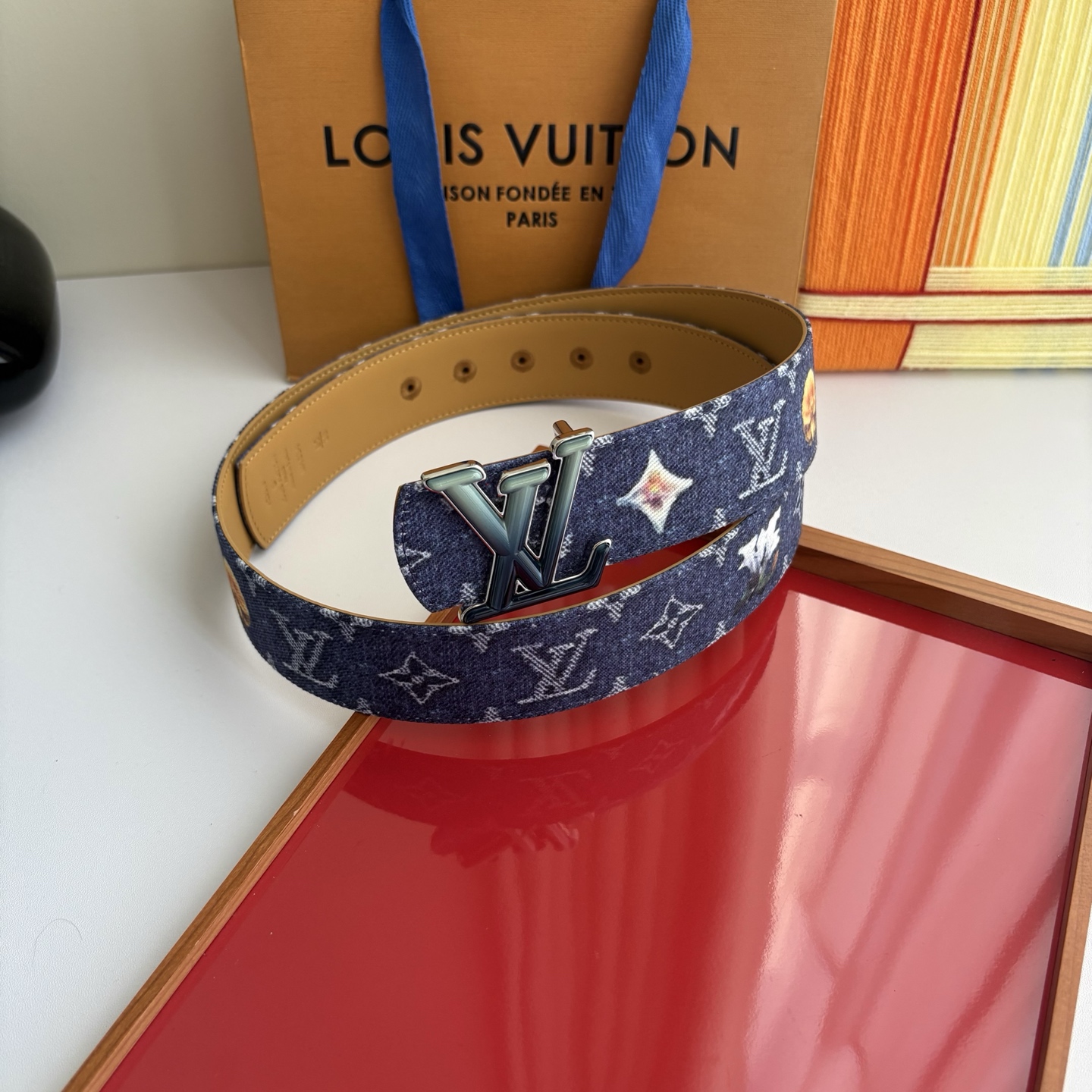 Lv当季新款牛仔篮Monogram 帆布材质，复古做旧的老花印花搭配另一面树膏进口牛皮，也可作为装饰腰带