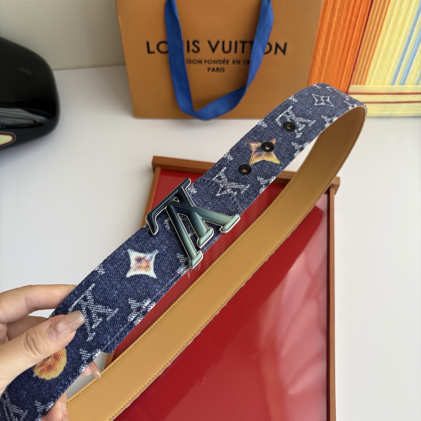 Lv当季新款牛仔篮Monogram 帆布材质，复古做旧的老花印花搭配另一面树膏进口牛皮，也可作为装饰腰带